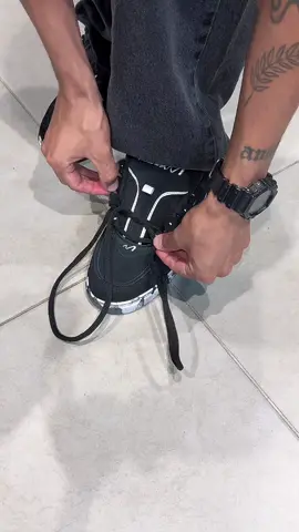 Aprenda a fazer uma nova amarração no seu Tesla Coil 😉✨ Fiz um vídeo rápido ensinando a passar o cadarço de uma forma diferenciada. Se você curtiu o resultado, já deixa o like! 🫵👍 #ComoBotarOCadarço #PassarOCadarço #TeslaFootwear #CoilMesclado #DSskateshop