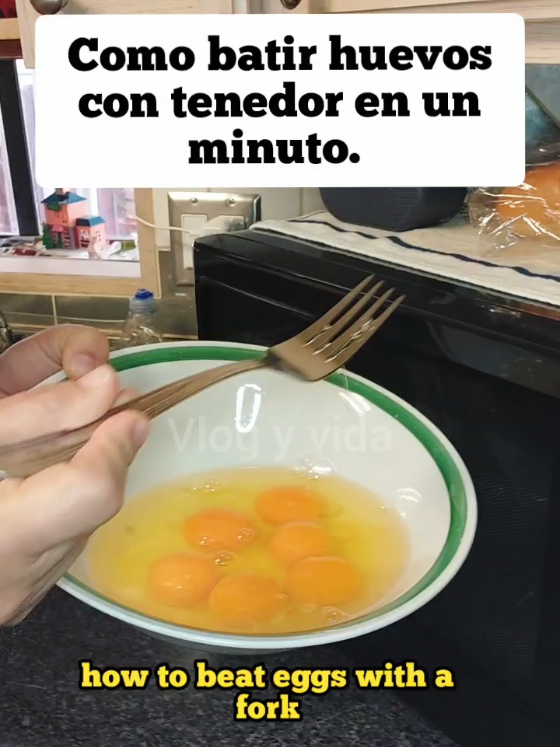 Como batir huevos con tenedor.  Como batir huevos sin batidora. How to beat eggs with a fork. How to beat eggs without a mixer. #eggs #huevos #tips #comida #foodtiktok #Foodie #beateggs #batirhuevos #foodhacks 