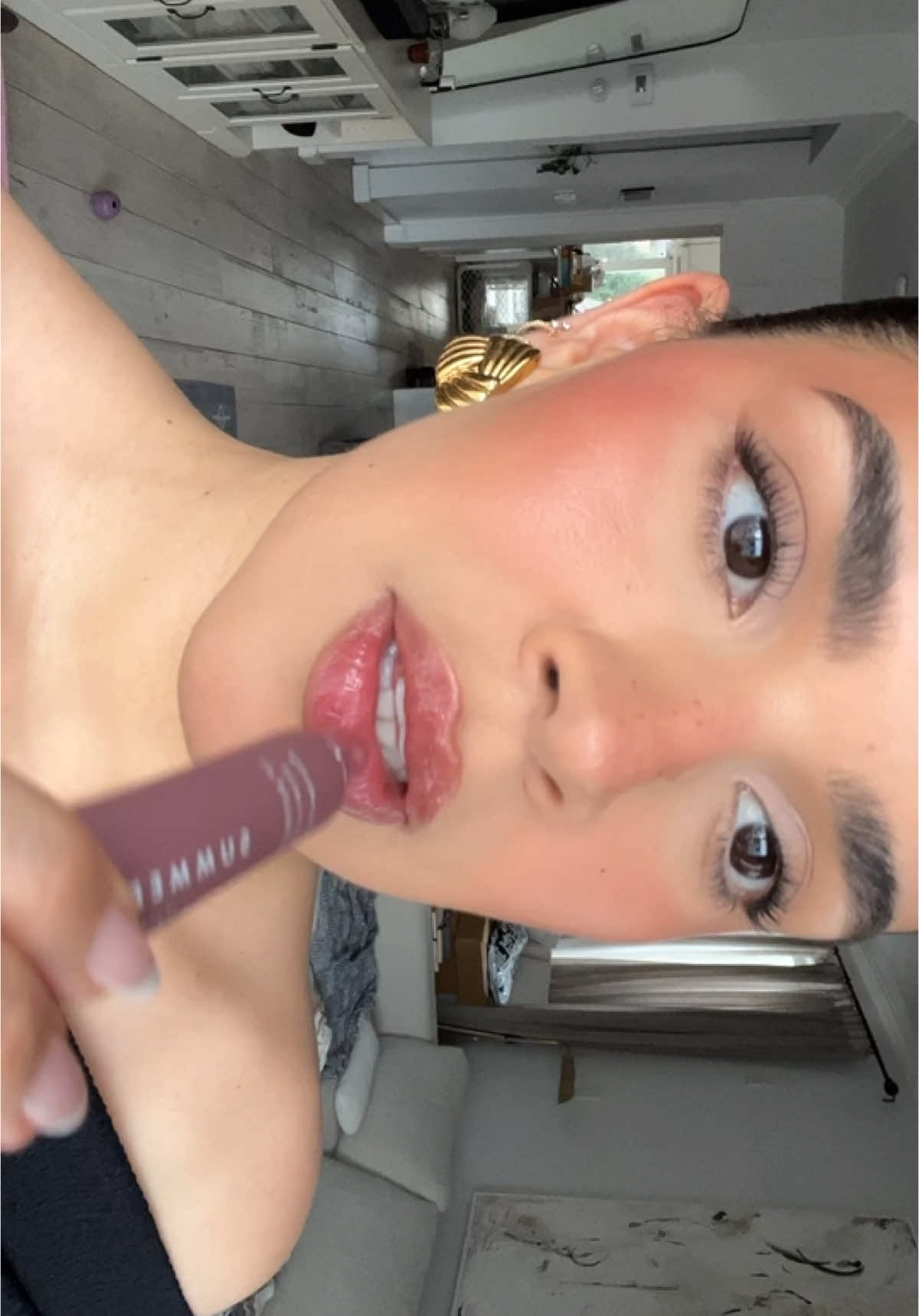 and I can not believe it took me this long to try it 🤎 @Summer Fridays #summerfridayslipbalm #glossylips #viralmakeup 