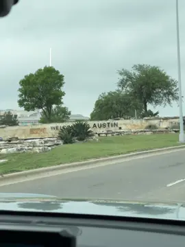 💛Viajar también es sanar, es inspirarte, es volver a ti en otros lugares. 💛A veces solo necesitas un cambio de escenario para reconectar contigo. Comenta ✈️ si también crees que viajar puede ser una forma de sanar y reconectar…Y dime, ¿eres #TeamImprovisar o #TeamItinerario cuando viajas? #AustinVibes #LatinaTraveler #WellnessJourney #ExploraConCalma #LatinaContentCreator