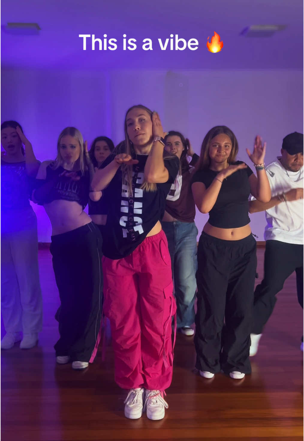 They shake it to the max 😁❤️‍🔥 #trend #trenndingdance #fyp #fy #dancetracher #learntodance #2025dance 