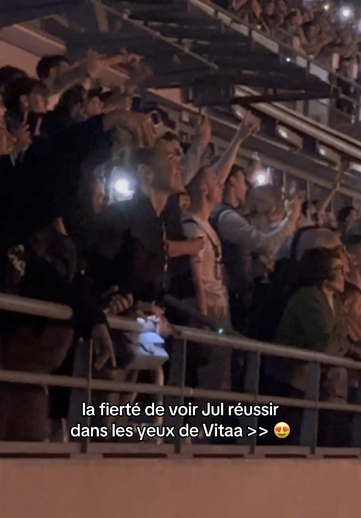 dommage qu’elle n’est pas chanter avec lui … 🥺 #vitaa #jul #stadedefrance @V I T A A @Jul 