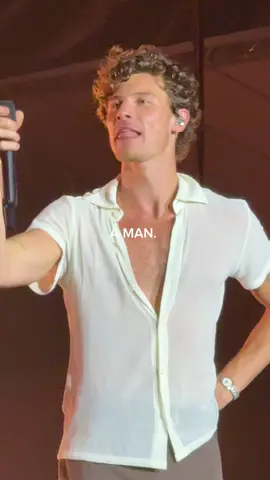 A MAN. #shawnmendes #mendesarmy #lollapalooza 
