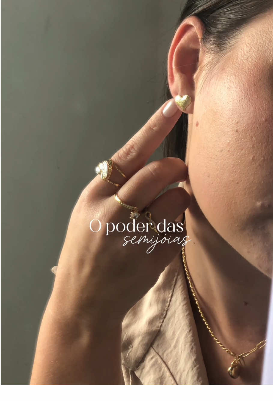 O quanto os acessórios trazem pequenos detalhes que transformam o simples em elegante. Porque às vezes, é no detalhe que mora o charme….  Acessórios da amiga @Renata Ananda 💖 . . . . . . . #joia #joias #jóias #acessórios #joiasugc #ugccreators #moda #Lifestyle