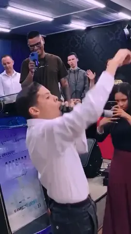 O Miguel tem 14 anos e se tornou um dos pregadores mirins mais polêmicos do Brasil.   Miguel de 14 anos com suas pregações, marcadas por revelações e falsas profecias, dividem opiniões entre fiéis e críticos. Se um garoto de 14 anos consegue enganar uma galera. Imagine o anticristo.