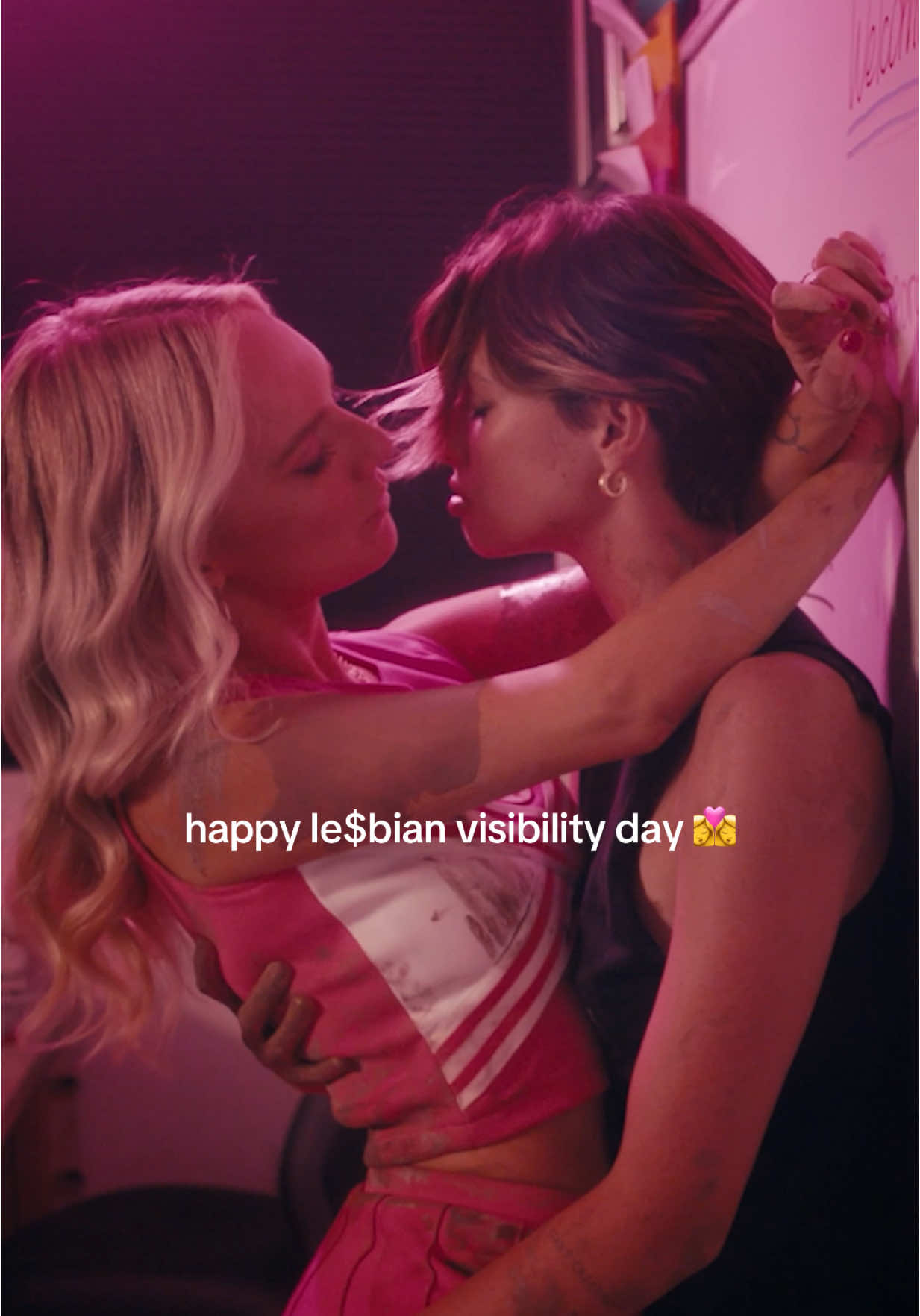 it’s an honor to your resident music video sapphic #wlw 