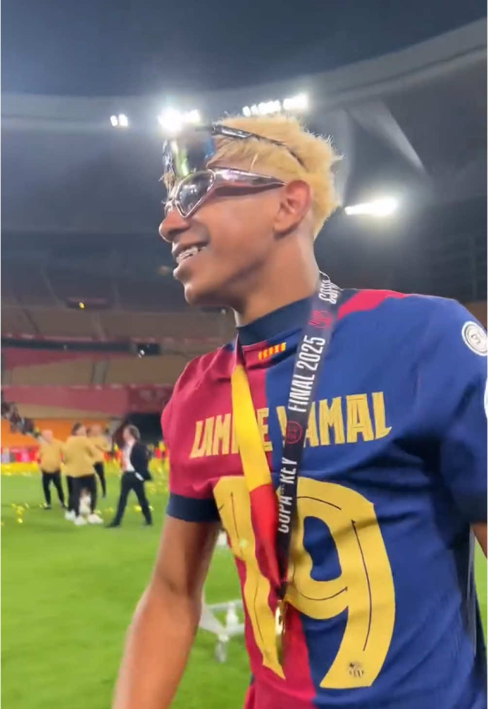 Here's how you celebrate winning the Copa del Rey against Real Madrid! 🤩 🔥 Lamine Yamal keeps conquering the world 😮‍💨  ¡Así se celebra ganarle la Copa del Rey al Real Madrid! 🤩 🔥 Lamine Yamal sigue conquistando el mundo 😮‍💨   #Barcelona #beINSPORTS