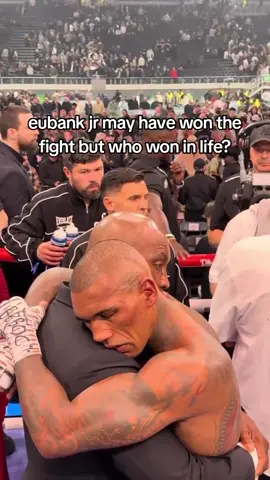 What a fight man. I loved every second of it, especially this father-son moment. British boxing fans won today🇬🇧❤️ #foryoupage #boxing #ukboxing #ksi #ksiolajidebt #ishowspeed #speed #fatalfury #eubankjr #eubank #conorbenn #benn #nigelbenn #boxingtok #fighttok #uk #viral #viralvideo 