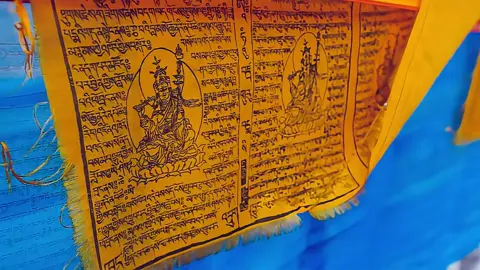 Mỗi bài kinh, một câu chú được viết trên những lá cờ Lungta đều là những lời ước nguyện Thế Giới Hoà Bình, nhà nhà bình an của người dân Tây Tạng. #tibet #caunguyen #binhan #binhyen 