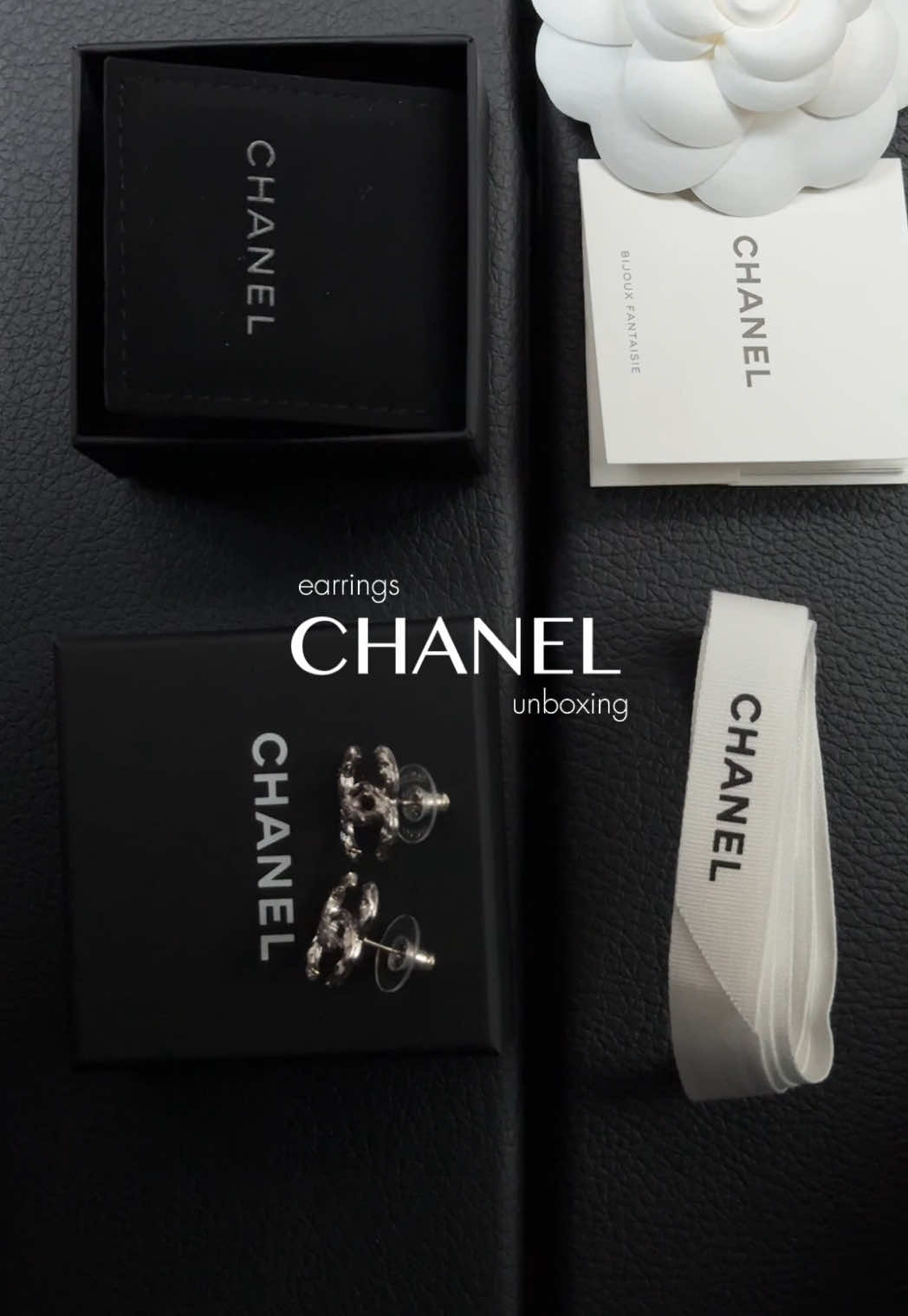 Review Chanel Earrings 🔗🖤 คู่นี้คือแบบ เห็นครั้งแรกก็รู้เลยว่าต้องได้กลับบ้านด้วยกัน🥹  #chanel #unboxing #chanelearrings #เครื่องประดับ #tryonhaul 