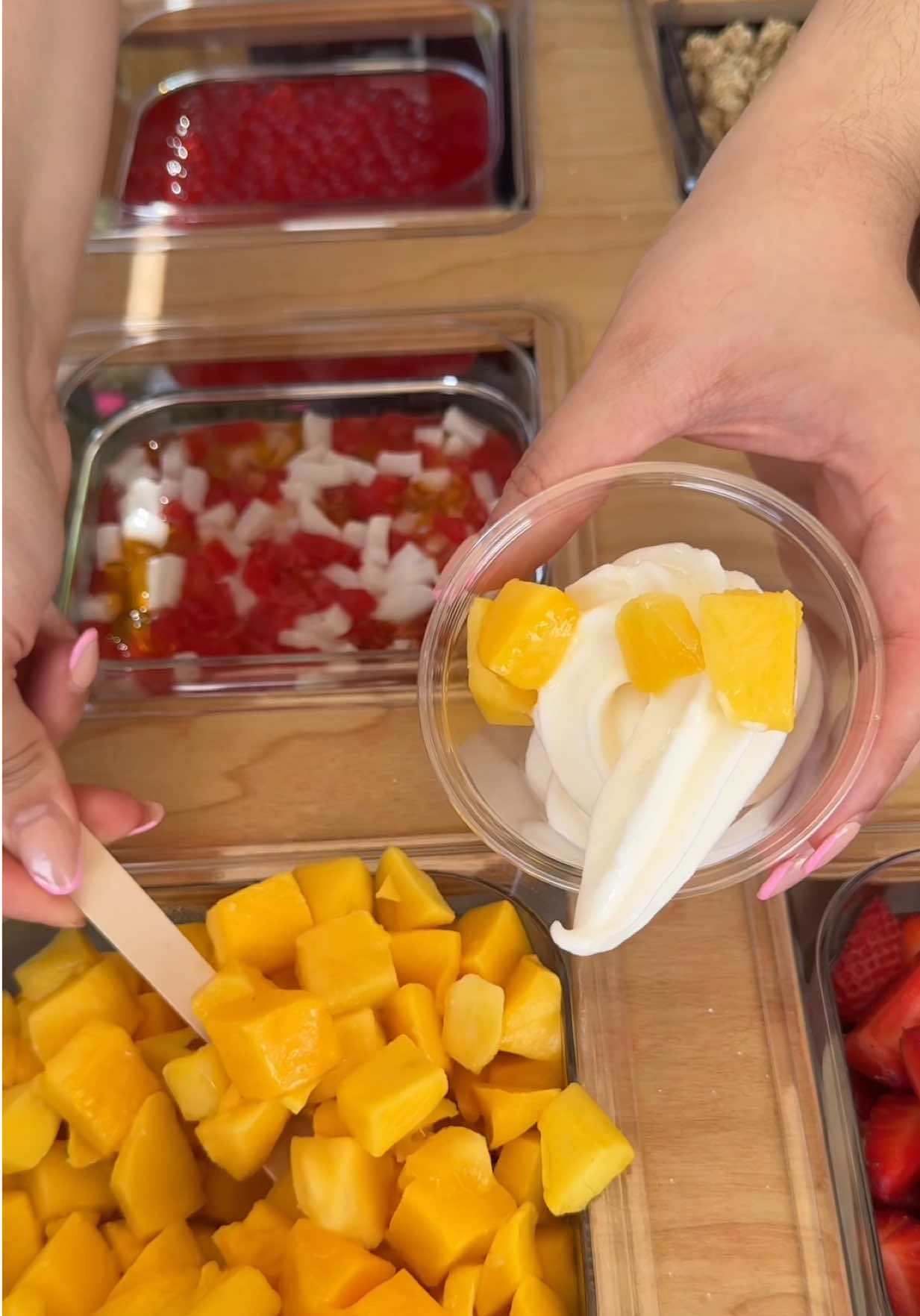 Frozen yogurt cups 🍨 & fruit bowls 🍉🍈🥭 ❣️ for inquiries please send me a direct message on Instagram elotes.htx or email me elotes.htx@gmail.com ❣️ • • #elotebar #snackcart #elotecart #houstonevents #elotespreparados #Elotebarhouston #eloteshouston #frozenyogurt #froyocart #frozenyogurtbar #snackcarthouston 