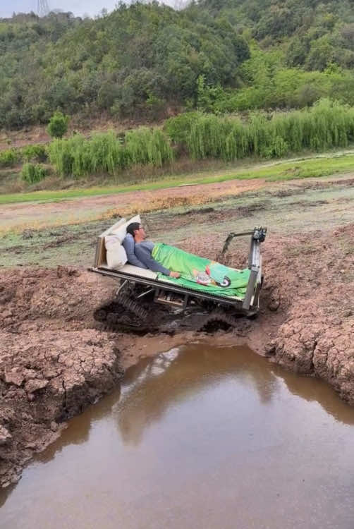 Motorized bed Van life Rv modifications #Rvtour #Rv #rvlife #rvcamping #outdoor life #rvmodifications #Outdoors #crosscountry#vanbox https://innaturemanufacturer.com/