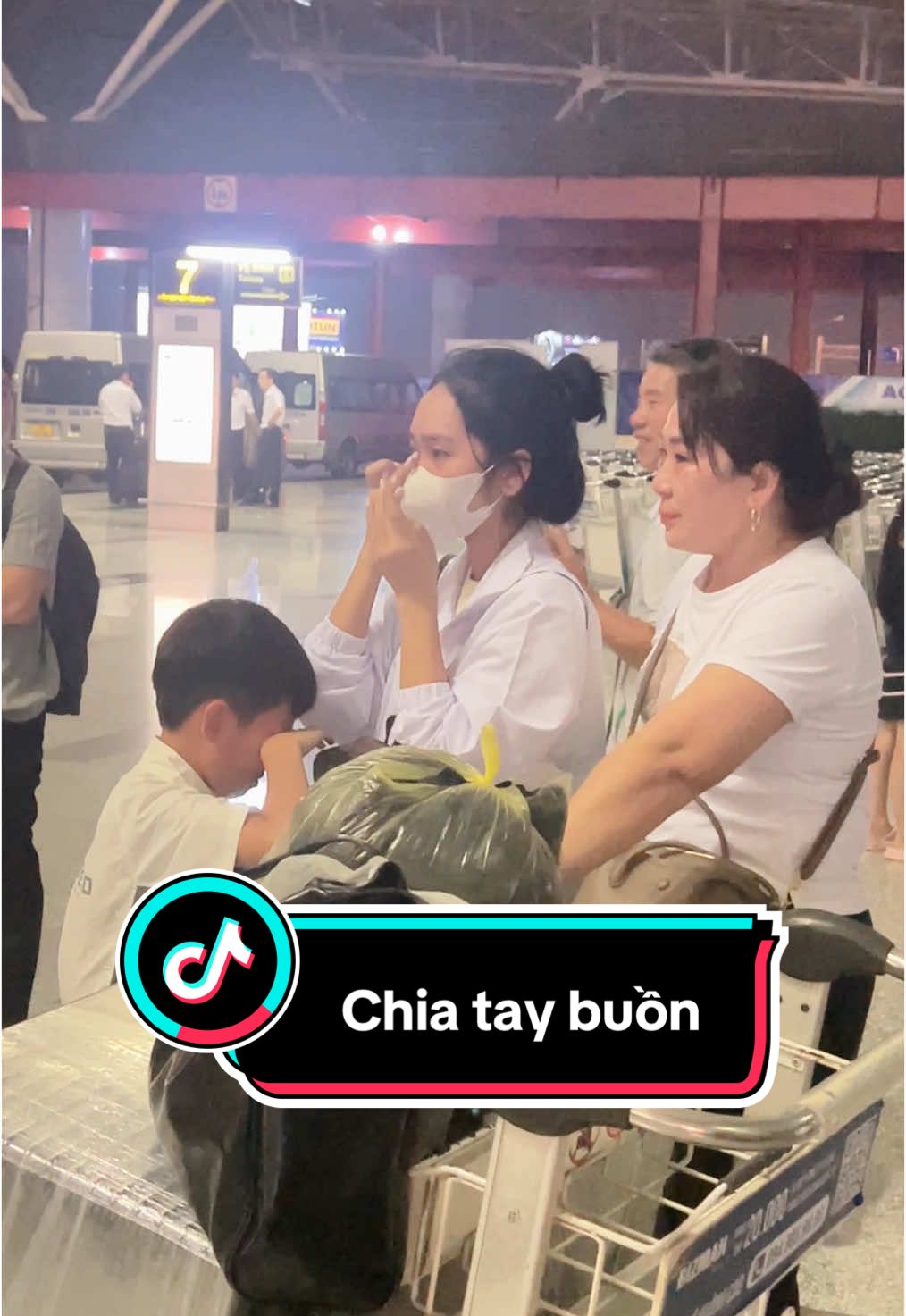 Tiễn con tại sân bay mẹ khóc hết nước mắt chỉ mong con khoẻ mạnh bình an nơi sứ người. Video buồn chia tay tại sân bay #CanadaLife #XuấtKhẩuLaoĐộngCanada #ĐiĐịnhCưCanada #wpm #xuhuong 