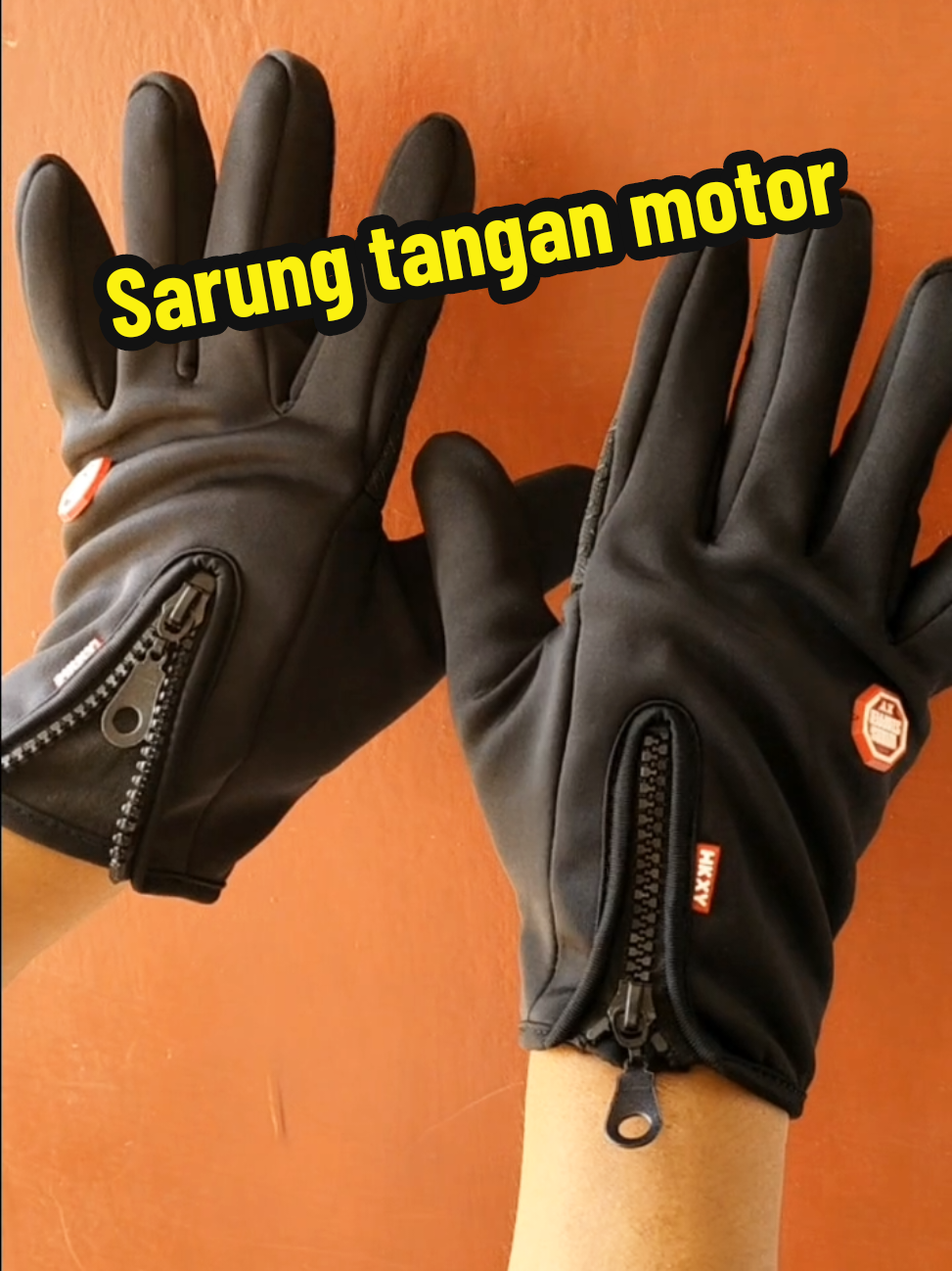 Sarung tangan motor anti air yang ada resleting nya.  #sarungtangan #sarungtanganmotor #sarungtanganwaterproof #sarungtangantouchscreen #fyp #xyzbcafypシ #lewatberanda 