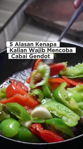 Mengkonsumsi cabe gendot juga bagus untuk tubuh kita loh, karna cabe gendot kaya akan manfaat bagi tubuh. Antara lain: 1. Kaya akan vitamin c dan antioksidan. 2. Sebagai pereda nyeri dan bisa membantu meningkatkan metabolisme. 3. Meningkatkan nafsu makan tapi melancarkan pencernaan. 4. Rendah kalori, jadi tidak perlu takut gagal diet lagi yaa hehe Cek keranjang kuningnya sekarang yuk, sebelum kehabisan cabe gendot hasil panen sendiri dan tentunya fresh bangett😄 #cabegendot #cabedieng #petanicabe #manfaatcabegendot #olahancabegendot #sambaluleg #sambalcabegendot 