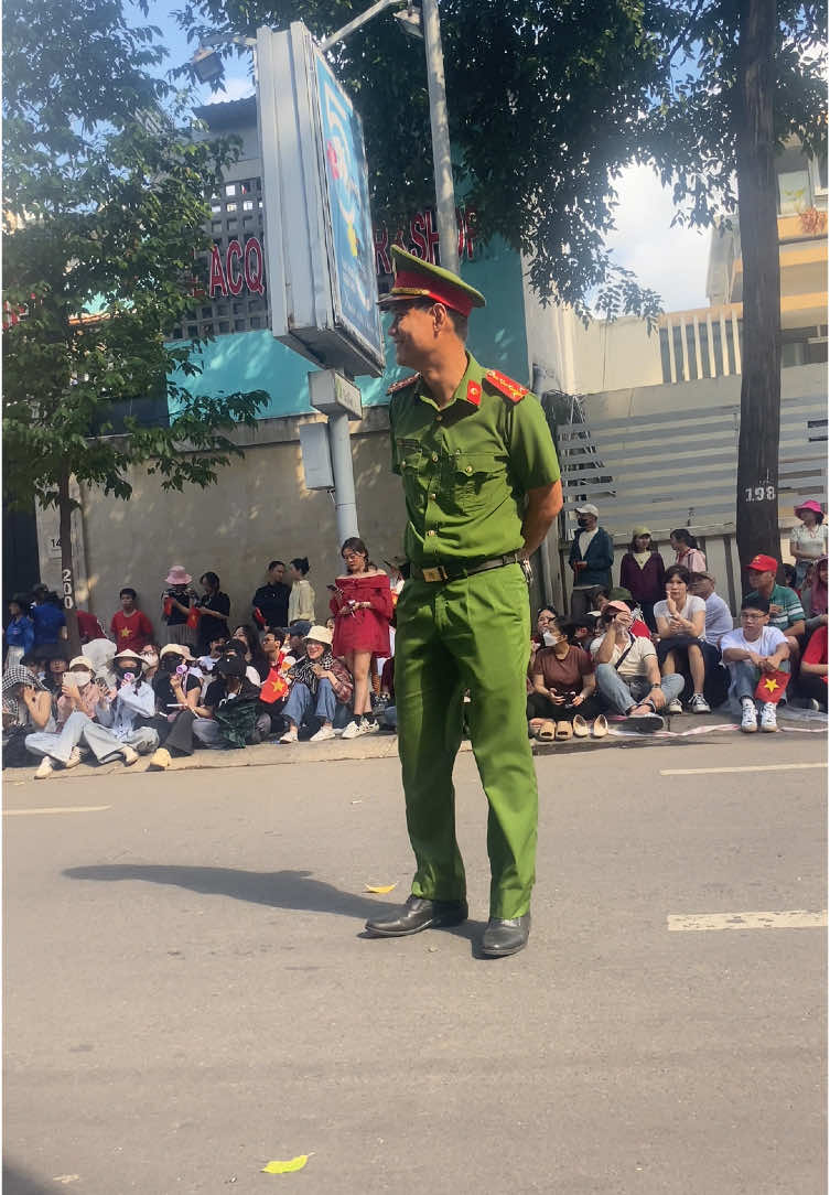 Trong lúc chờ đợi concert thì tụi tui tranh thủ ghẹo luôn anh chú công an 🤣🤣 #việtnam🇻🇳 #diễuhành #diễubinh #50nămgiảiphóngmiềnnam  #concertquốcgia #côngan #xh #xhtiktok 