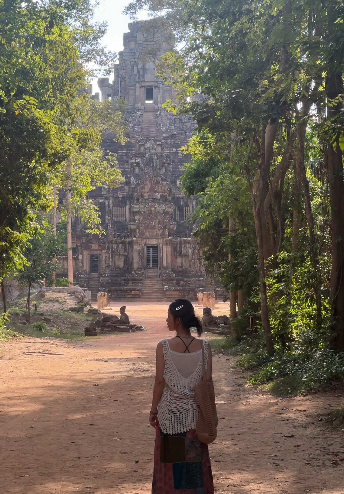 ប្រាសាទលាក់ខ្លួនមួយកន្លែងមានសម្រស់ស្រស់ស្អាតប្លែក មានអ្នកស្គាល់ប្រាសាទមួយនេះអត់? 😍🌿🤎🌺 #momoshe #fyp #siemreapcambodia🇰🇭 #photography #views #explore 