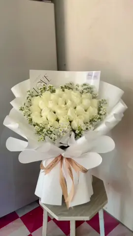 အဖြူရောင်(၂၈)ပွင့် နှင်းဆီ 🤍 #sweeetmemoriesfloralservice #ပန်းစည်းအမျိုးမျိုး #ကိတ်အမျိုးမျိုးမှာယူနိုင်ပါတယ်ရှင့် #fory #foryoupage #surprise 