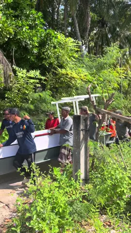 Di desa masyarakat pesisir yang masih akrab dengan kebersamaan atau sosial yang tinggi Penurunan perahu masih dengan cara manual dengan cara di gotong rame rame. #cellong #desapajenangger #perahu #pulaukangean 