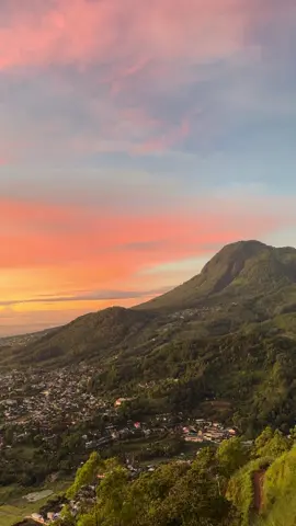 “alam menawarkan keindahan yang menenangkan”#sunrise #paralayangbatumalang#explorebatu#kotawisatabatu 