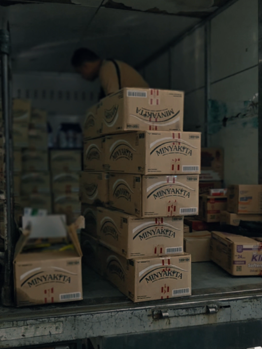 Minyak Kita Refil 1L datang tidak banyak, monggo yg mau beli merapat ke toko Hokki 88, bisa ecer bisa beli kartonan juga .... . #CapCut #minyakgoreng #minyakkita #wings #jember #sembako #murah #fyp #xybca 