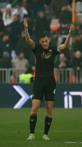 Jay Noah Idzes atau Jay Idzes adalah pemain sepak bola berkewarganegaraan Indonesia yang lahir di Mierlo, Belanda, pada 2 Juni 2000. Bermain di posisi bek tengah, Idzes kini bermain untuk klub Serie A Italia, Venezia. Jay resmi menjadi warga negara Indonesia (WNI) pada Kamis, 28 Desember 2023.#jayidzes #jaynoahidzes #idzes #timnasindonesia #pemainabroad #pemainketurunan #kitagaruda #kawalgaruda #garudamendunia #indonesia #venezia #seriea #ElClasico #remontada #veneziavsacmilan #football #sepakbolaindonesia #garudamuda #pialadunia #kualifikasipialadunia2026 #fyp #fypage #fyppppppppppppppppppppppp #masukberanda #viraltiktok #trending #moots? #mootstiktok #pssi #eriktohir #patrickkluivert #liga1indonesia 