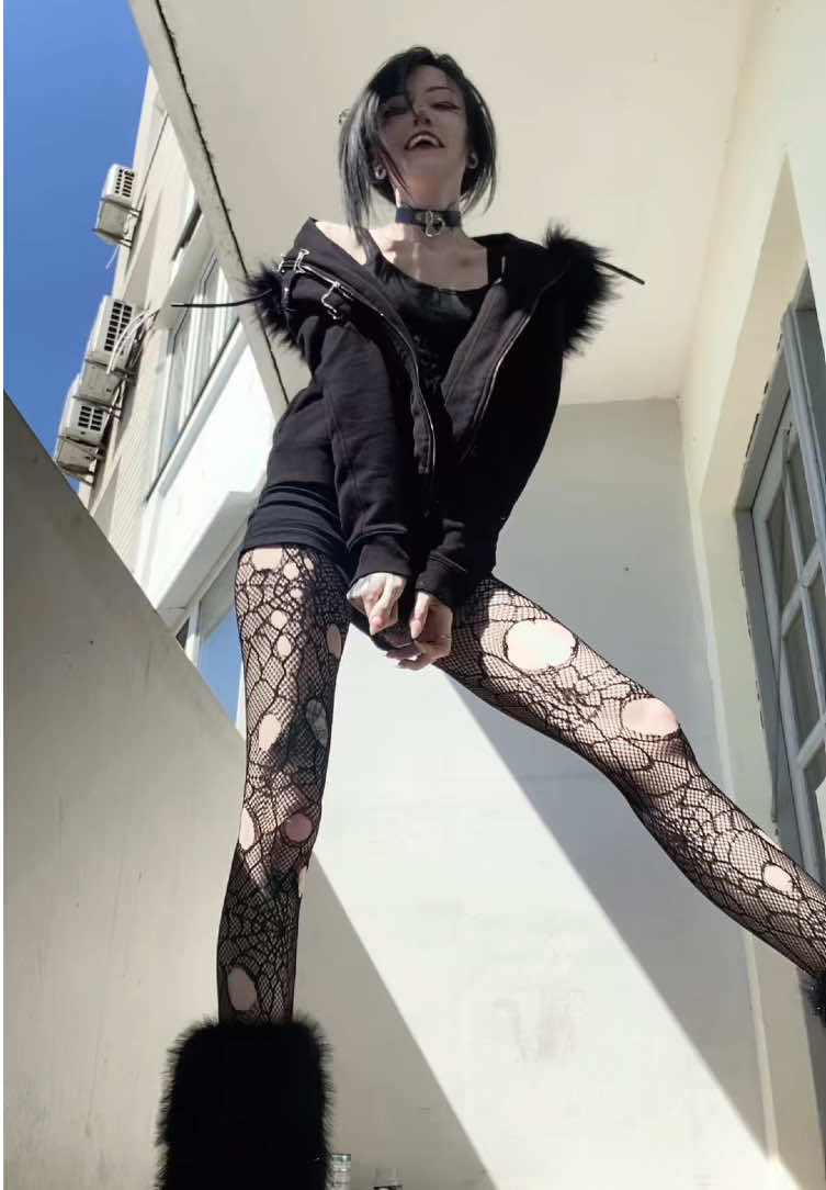 У кого он смена на заводе, а у кого-то  леди  гага в наушниках 