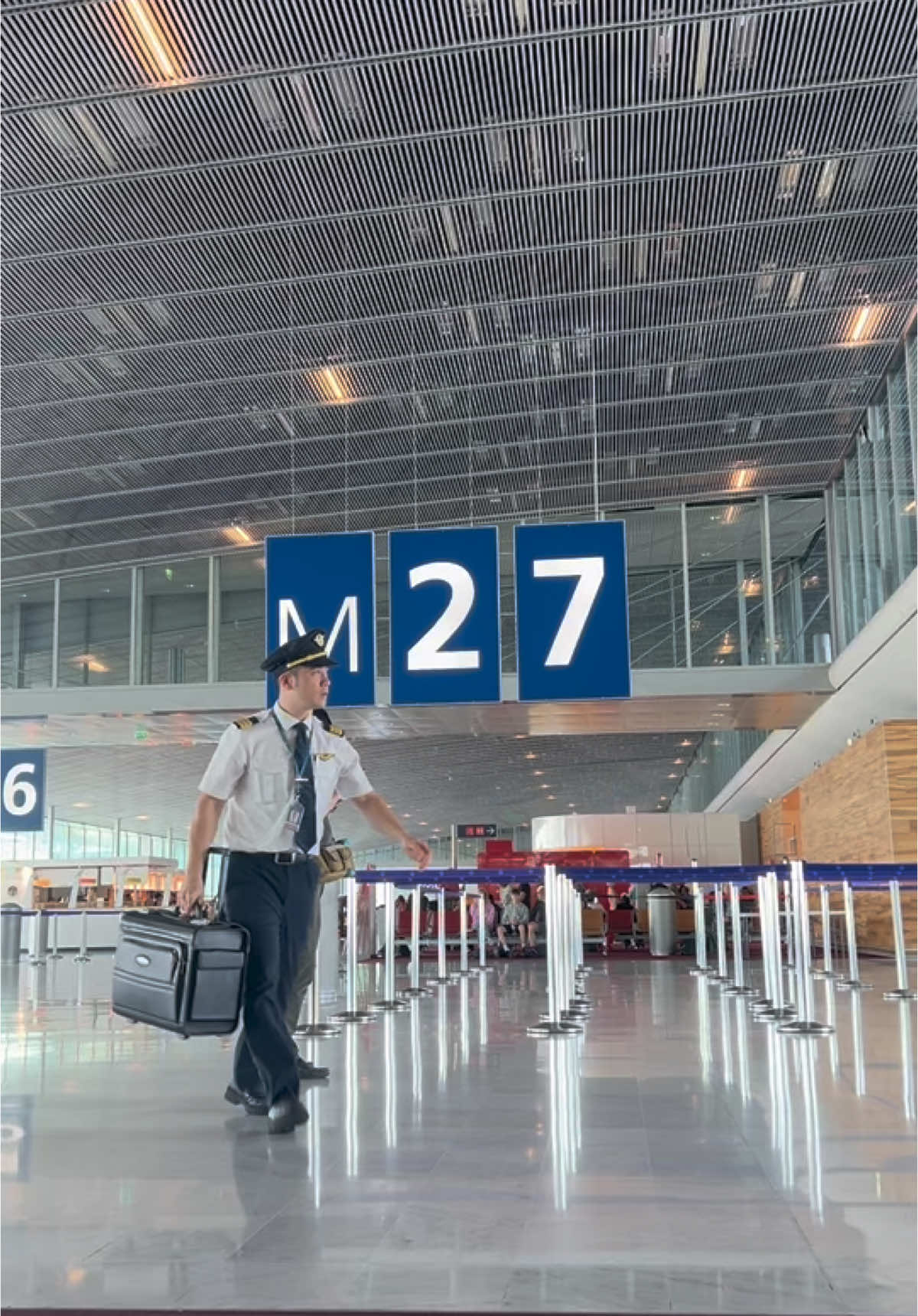 Chúc cả nhà một mùa hè rực rỡ. Cùng sải cánh vượt gió vượt mây nha #pilotlife #vietnamairlines #skylover #skynolimit #a350 #allthebest #safeflight #foryou #nightflight #wishyouthebest #landing 