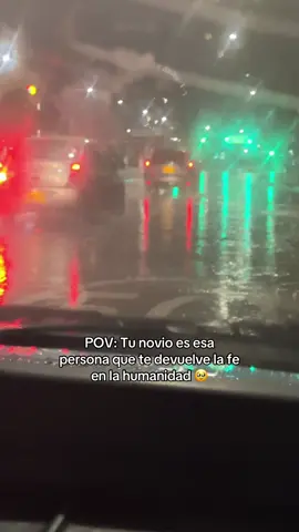 Lloviendo a cántaros, paro, y se bajó con sombrilla en mano a ayudar a un señor que se había pinchado en la vía, sin dudarlo, esto llena el corazón😭 #colombia #hopecore #human