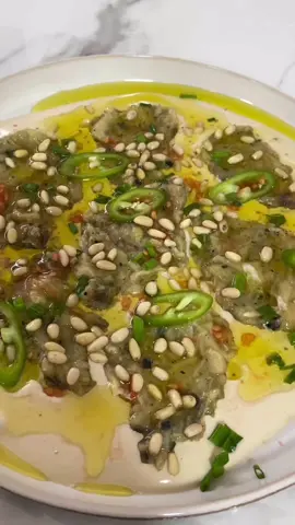 חציל על האש בטחינה  בכלום מאמץ והכי טעים שיש!  תחילה נשרוף חציל על האש   נקלף את הקליפה  נשים בקערה ונתבל את החציל  בקצת מלח  לימון  טיפה שמן זית  ושן שום כתושה  לאחר מכן נניח בצלחת טחינה  מעליו נשים את החציל  פרוסות פלפל חריף  סחיטה מעגבניה שלמה  עירית/בצל ירוק/בצל סגול/  מלח גס  צנוברים/שקדים פרוסים  שמן זית  וזהו לנגב עם פיתה שיצאה מהמנגל זה חלום!!!  אני אישית מכינה את זה גם בתור סלט לשבת וזה מנה מושלמת! 😍❤️