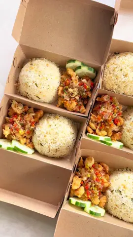 Open PO Nasi daun jeruk, Ayam sambal matah only 15k, PO untuk tgl 28 April 2025, silahkan kakak ☺️  #makananviral #nasidaunjeruk #jajananmakassar #makanan #kulinermakassar 