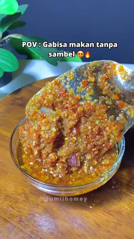 ‼️SAVE DULU YUK‼️ Sambal bawang Surabaya Cara membuat : 1. Panaskan 200 ml minyak. Tumis cabe rawit dan bawang merah yang sudah di chopper. Tambahkan daun jeruk dan garam, tumis sampai tanak 2. Masukkan gula, air, dan ladaku merica bubuk. Masak sampai sambal pecah minyak 3. Matikan api kemudian masukkan desaku bawang putih bubuk. Aduk rata Tips : Agar mengupas bawang lebih mudah, rendam bawang selama 3-5 menit dengan air hangat. Catatan : ✨ikuti takaran minyak sesuai resep sebab minyak pada resep ini berfungsi sebagai pengawet sambal ✨masak sambal sampai pecah minyak agar sambal tidak mudah basi ✨sambal bawang surabaya yang sudah di dinginkan bisa dimasukkan ke dalam botol dan disimpan di dalam kulkas untuk di gunakan sewaktu-waktu #sambelbawang_satset #resepsatset #sambal #sambalbawang #idemasak #masakanrumahan #fyp #xyzbca 