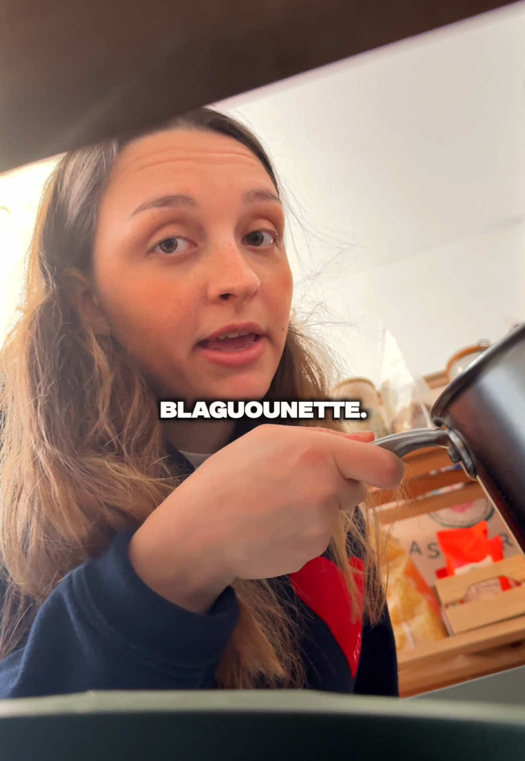 Écoute jusqu’à la fin… la meuf qui se contredit toute seule 😭 📖 La recette pour 2 👫 : Commence par cuire tes pommes de terre à l’eau et pendant ce temps, dans un bol, mélange le jambon en petits dés, le fromage frais et la mozzarella râpée. Quand tes pommes de terre sont cuites, écrase-les pour les réduire en purée. Ajoute l’oeuf et la farine, puis pétris bien jusqu’à obtenir une boule de pâte homogène. Ajoute plus ou moins de farine en fonction de la texture que tu obtiens, il ne faut plus qu’elle colle aux doigts. Tu peux maintenant venir former tes gnocchis en mettant à l’intérieur une petite boule de farce jambon-fromage. Tu prends un peu de pâte, tu l’aplatis, tu déposes la farce au centre puis tu refermes bien pour former une boule. Répète l’opération jusqu’à ne plus avoir de pâte (ou de farce, selon qui gagne le combat). Fais cuire tes gnocchis dans de l’eau et égoutte-les après 2/3 minutes de cuisson. Ensuite, fais-les dorer à la poêle dans un peu de beurre. Sers-les sur un fond de crème, avec un peu de parmesan râpé et de la ciboulette, miam 🤤 🛒 Comme d’hab ce dont tu auras besoin ici 👇 - 4 grosses pommes de terre - un oeuf - 400g farine (peut varier) - 4 tranches de jambon - 170g de fromage frais - 125g de mozzarella râpée - un peu de beurre - un peu de crème - ciboulette #cookinut #gnocchis #humour #food #EasyRecipe 