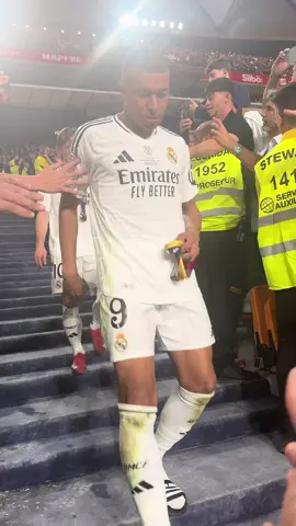 Bajada de los jugadores Del Real Madrid tras la derrota en la final de la copa del rey 2025 en la cartuja contra el Barcelona  @Jorge @Real Madrid C.F.  #copadelrey #madridbarca #lacartuja #cartuja #copa #sevilla #realmadrid #barça #barcelona #vinicius #mbappe 
