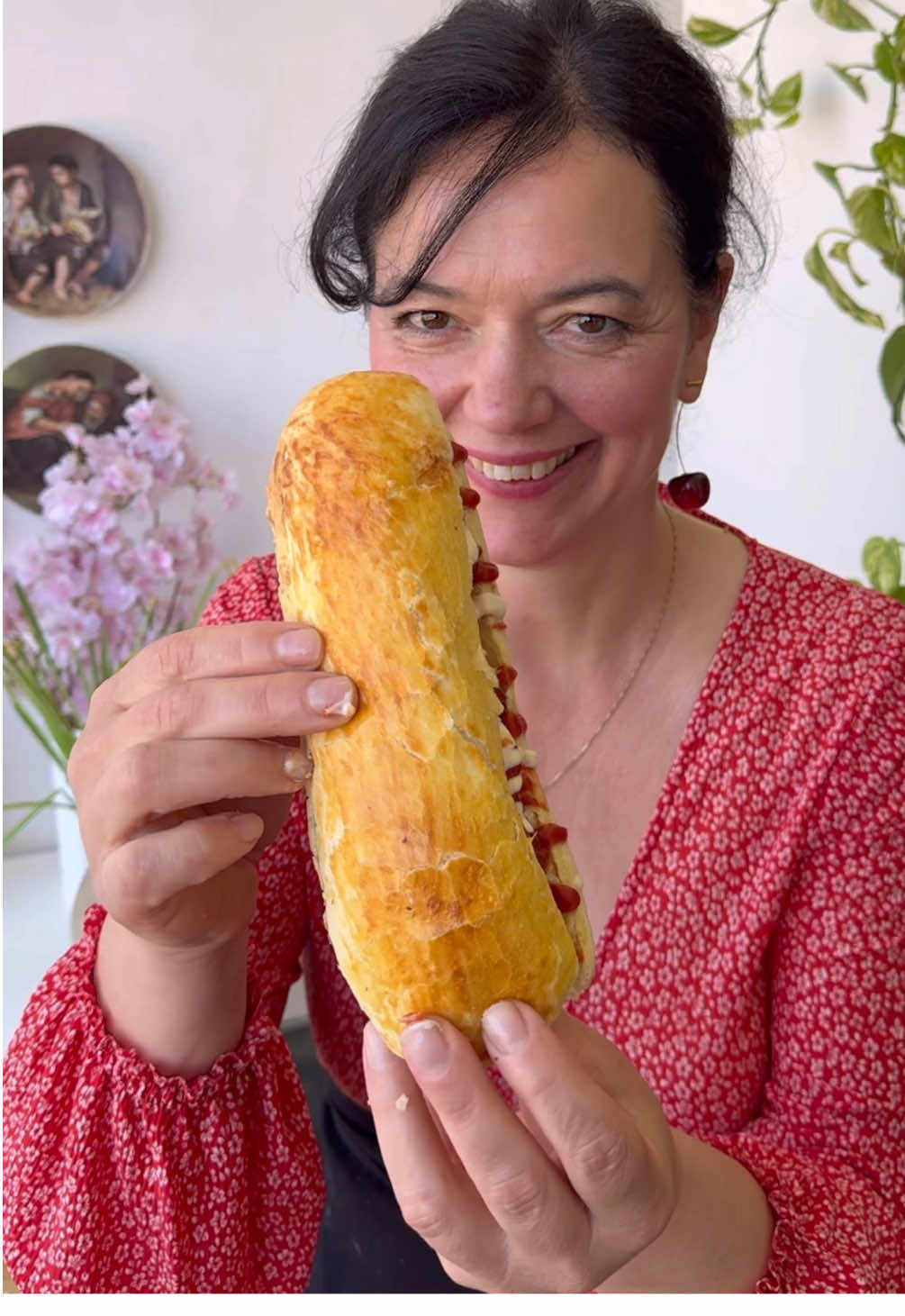 Najlepsze bo domowe hot dogi.  Składniki na bułeczki:  500 g mąki pszennej najlepiej do ciasta drożdżowego lub takiej która ma Ok 12-13 g białka  10 g drożdży  230 ml mleka lub wody  1 jajko  10 g soli  50 g masła lub oleju  Kiełbaski:  400 g piersi z kurczaka, indyka  1 jajko  1 mała cebulka lub szalotka  Sól, pieprz, papryka łyżeczka musztardy  Skrobia ziemniaczana do obsypania  Oliwa do smażenia Rozmaryn opcjonalnie  Bułeczki pieczemy Ok 25 min w 180 stopniach #bułeczki #bułki #hotdog #parówki #mięso #obiad #przepis 