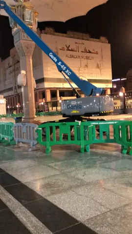 Dibalik indah nya payung nabawi ada petugas yg rajin melakukan pembersihan dan perawatan. #nabawi #madina 