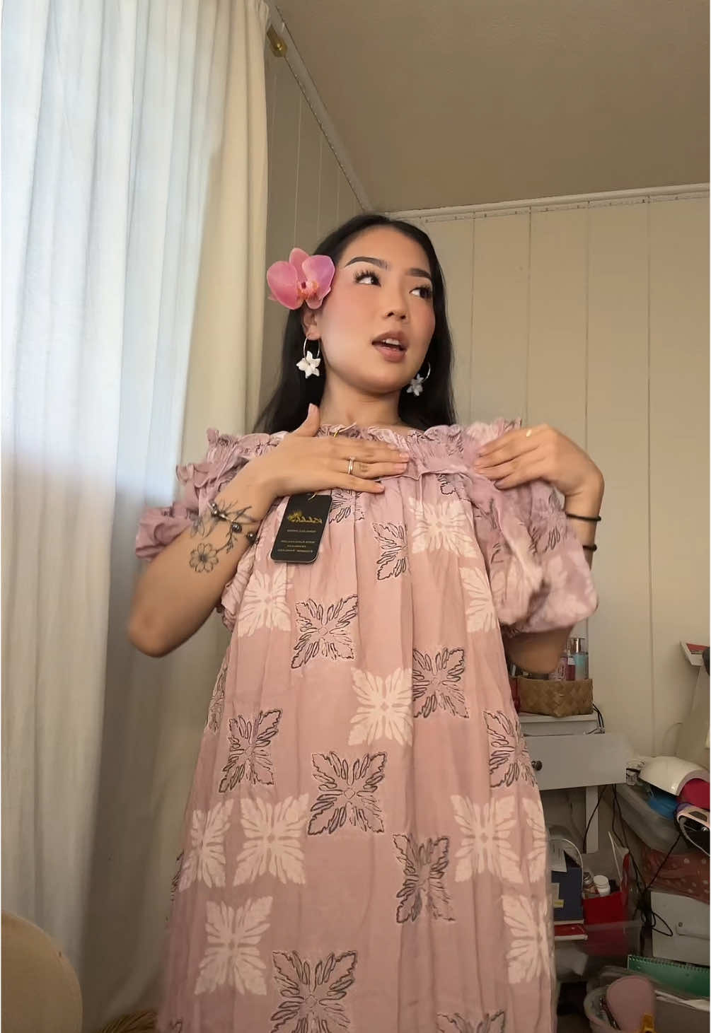 take a shot for every time i said “cute” or “loveee” :3 #merriemonarch #merriemonarchfestival #melemanakakinetingz #hawaii #craftfair #loleokalā #haul #alohawear 