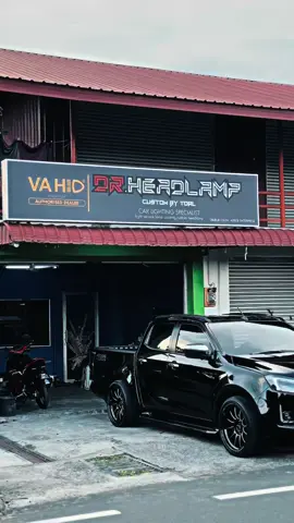 Kalau cewek suka yang hitam manis. Nah sini pula hitam habis. Berminat Custom Lampu sini Singgah di DrHeadlamp Jalan Dominic Tawau. @CustomByToal  #fyp #dmax #vcross #isuzu #custombytoal #4x4 #dmaxlowerd 