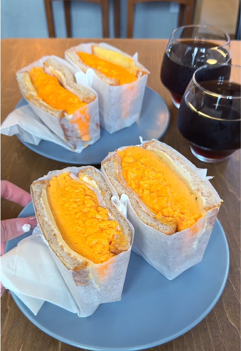 卵6個で作る半熟トロトロのハムチーズオムレツサンド🍳 香ばしく焼いた全粒粉パンでこだわりのハムとゴーダチーズ、特製マヨ、中がとろける極厚オムレツがサンドしてある！ ハムチーズ以外にツナメルトや明太チーズのオムレツもメニューにあっでどれもおいしすぎた🧀 📍逗子「サンダウナー トーキョーオムレツ」 #神奈川グルメ #逗子グルメ #新宿グルメ #egg #eggs #sandwich 