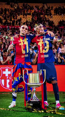 Raphinha dan Lamine yamal  angkat piala lagi Ni 🏆 menyala pirang yamal  Visca barca  #lamineyamal #raphinha #angkat #piala #menyala  #fottball #viscabarca  #firal #firal #masukberanda #fyppppppppppppppppppppppp 