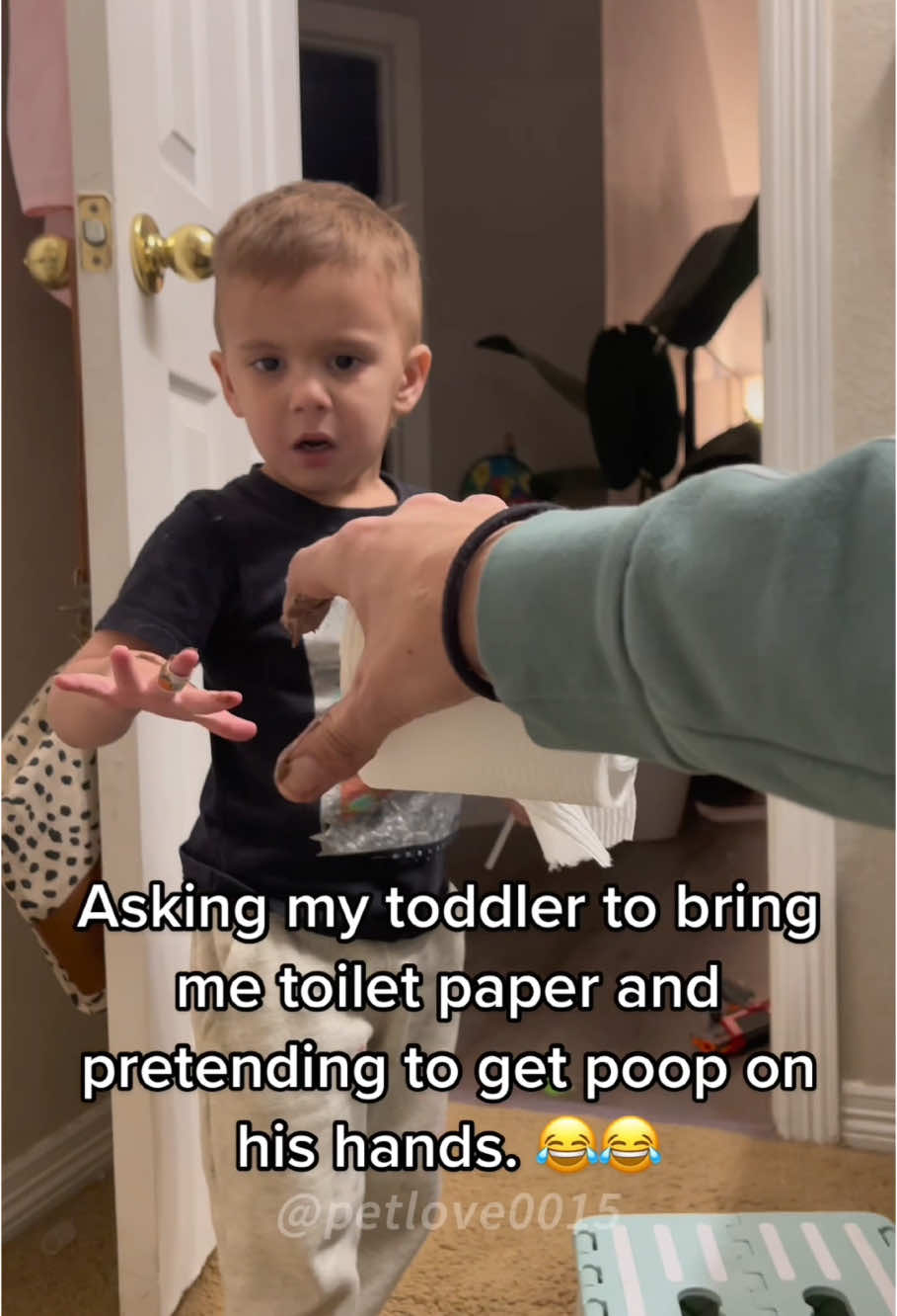 Pretend to poop on your child’s head #funnyvideos #funnyanimals #funnyvideo #foryou #fyp #funny #mischief #parody #frightened #play #baby #happy 