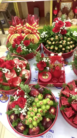 Mâm quả truyền thống tone đỏ. Gồm 6 quả + khay rượu lễ + hộp nạp tài + bao lì xì cho dàn bê tráp.  Giá yêu thương 3xxx. 