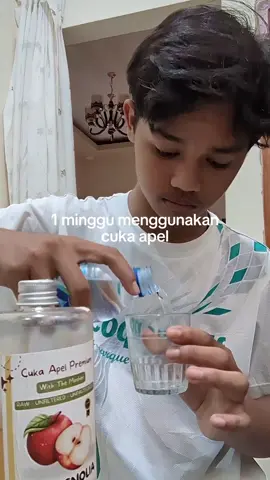 kandungan cuka apel: Vitamin: Vitamin C (antioksidan, baik untuk imun tubuh) Vitamin B1 (tiamin) Vitamin B2 (riboflavin) Vitamin B6 (pyridoxine) Mineral: Kalium Magnesium Fosfor Kalsium #cukaapel#GlowUp#vitamin#fyp #workout