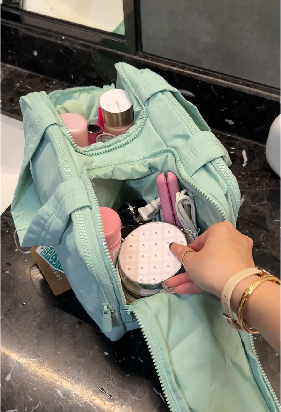 Unboxing my new toiletry bag ✨ It’s light green 🤩🤩#bagsmart #shopvideocarnival #bags #toiletrybag #cosmeticbag #travelbag 