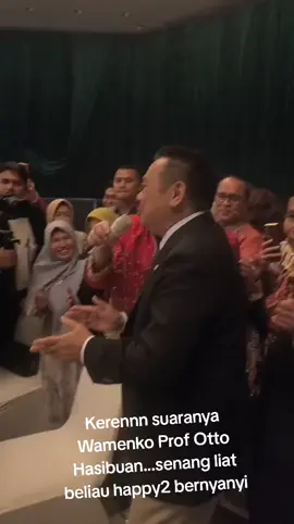 Menyanyi adalah salah satu hobby beliau.. terutama utk refreshing dari padatnya kegiatan...salam sehat dan happy selalu Pak Wamenko Prof Otto Hasibuan 🙏🙏💐💐