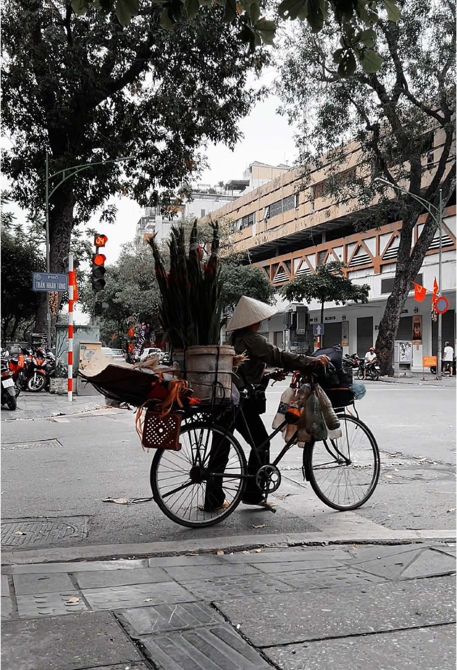 Cuộc sống nó lấy đi những giọt mồ hôi của Mẹ hằng ngày, còn tôi lại lấy đi những giọt nước mắt của Mẹ quá nhiều vì những đêm ham vui chơi bời vô bổ không đáng hằng đêm ! #TTMHĐ #nambienhoa #đàn_ông 