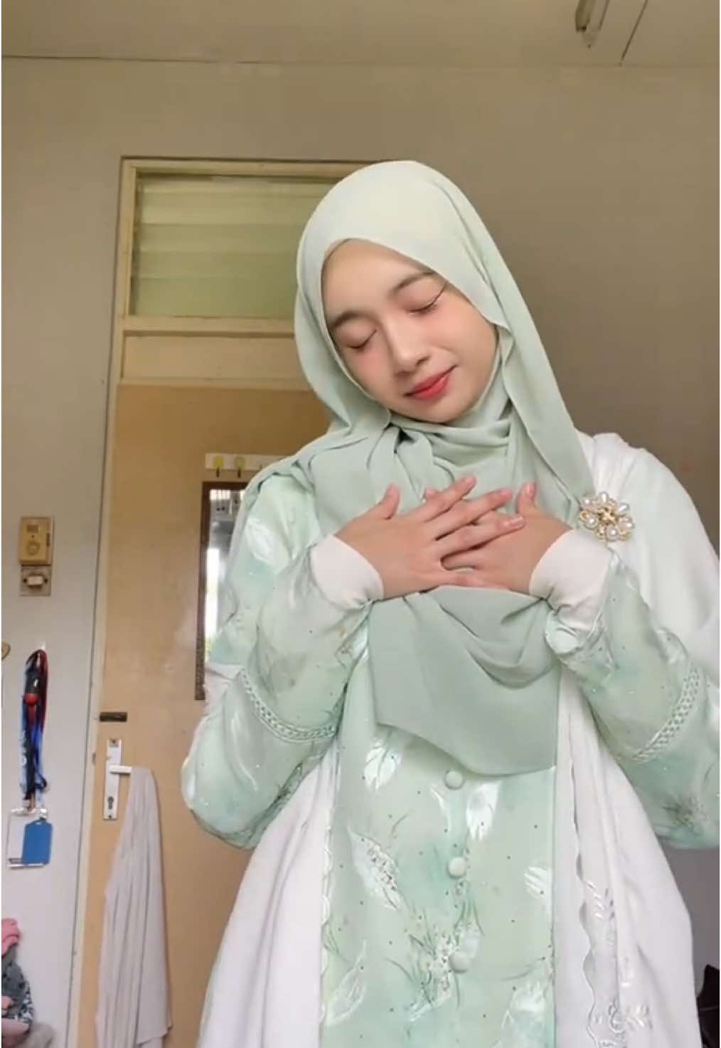 For those yg tanya link baju ni, sorry gais Saya beli offline kat kedai Tucs hehe tak sure masih ada ke tak sebab hritu pun cepat sold!!  Link tudung: @۫ ꣑ৎ Mee tarik ‧₊˚ •𓐐𓎩 ‧  Link Handsock: @۫ ꣑ৎ Mee tarik ‧₊˚ •𓐐𓎩 ‧  Link lipgloss: @۫ ꣑ৎ Mee tarik ‧₊˚ •𓐐𓎩 ‧ 