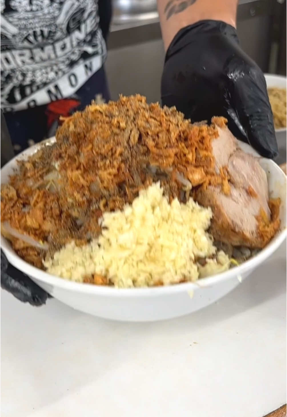 最高で最強のラーメン！ 店名：ラーメン歴史を刻め 最寄り駅：なかもず駅（大阪府） 極太麺と濃厚なスープがガツンと迫る一杯で野菜のタワーや分厚い豚塊肉が丼を埋め尽くすインパクトが魅力！ ニンニクやアブラなどのカスタマイズも豊富で一度食べるとその量と旨味にハマる人続出。 圧倒的ボリュームながらも旨味の深さや自由度の高さで満足度が非常に高いラーメン店です！ 人生で最後に何が食べたいかと聞かれるとこのラーメンと答えます。 前は必ず週一以上行っててそれくらい好き。 住所：大阪府堺市北区中百舌鳥6-995-3  最寄り駅：なかもず駅から徒歩6分 営業時間：11時から15時、18時から23時 定休日：日曜日 #大阪グルメ #osaka #japanesefood The Ultimate, Most Powerful Ramen! A Must-Try Bowl Restaurant Name: Ramen Rekishi wo Kizame Nearest Station: Nakamozu Station (Osaka) This bowl packs a punch with extra-thick noodles and a rich soup, topped with a tower of vegetables and huge chunks of pork that fill the bowl. With plenty of customization options like garlic and extra fat, many become addicted to both the quantity and flavor after just one bite. Despite the overwhelming volume, the depth of flavor and freedom to customize make this ramen spot highly satisfying. If asked what I’d eat as my last meal, I’d say this ramen. I used to go every week—yes, it’s that good. Address: 6-995-3 Nakamoshindencho, Kita-ku, Sakai-shi, Osaka Nearest Station: 6 minutes on foot from Nakamozu Station Hours: 11:00 - 15:00, 18:00 - 23:00 Closed: Sunday #osakagourmet #osaka #japanesefood 