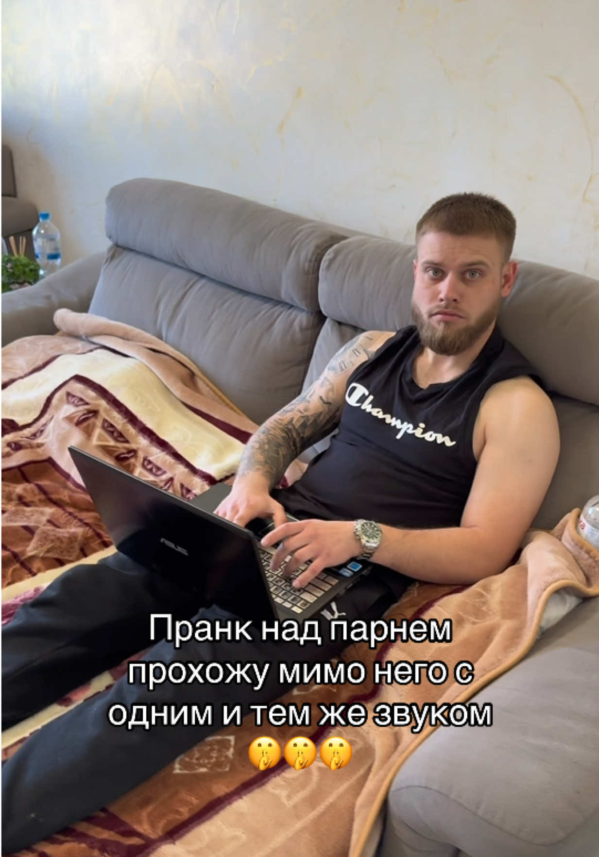 Пощекотала нервы🤣 #пранк #приколы #отношения #звук #смех 