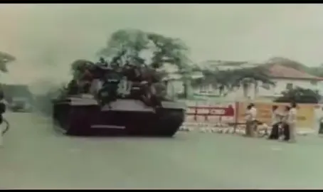 Quân Giải Phóng tiến vào Sài Gòn 11h30,ngày 30 tháng 4 năm 1975.Lá cờ của Mặt Trận Dân Tộc Giải Phóng Miền Nam Việt Nam,tung bay trên nóc dinh độc lập báo hiệu Miền Nam đã hoàn toàn được giải phóng.